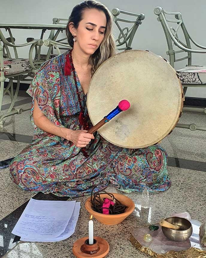 Jane Berto - Instituto MEE - Medicinas da Floresta. Os sons da natureza refletem, ressoam as medicinas da floresta durante as cerimônias com a ayahuasca, jurema, sananga ou rapé.