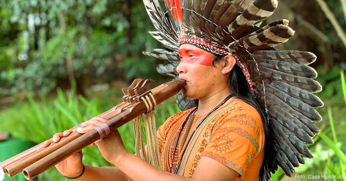 Foto de indígena Huni Kui. Enquanto o xamanismo está ligado à sobrevivência e ao equilíbrio de toda a comunidade, o neoxamanismo não está ligado a uma única tradição indígena.