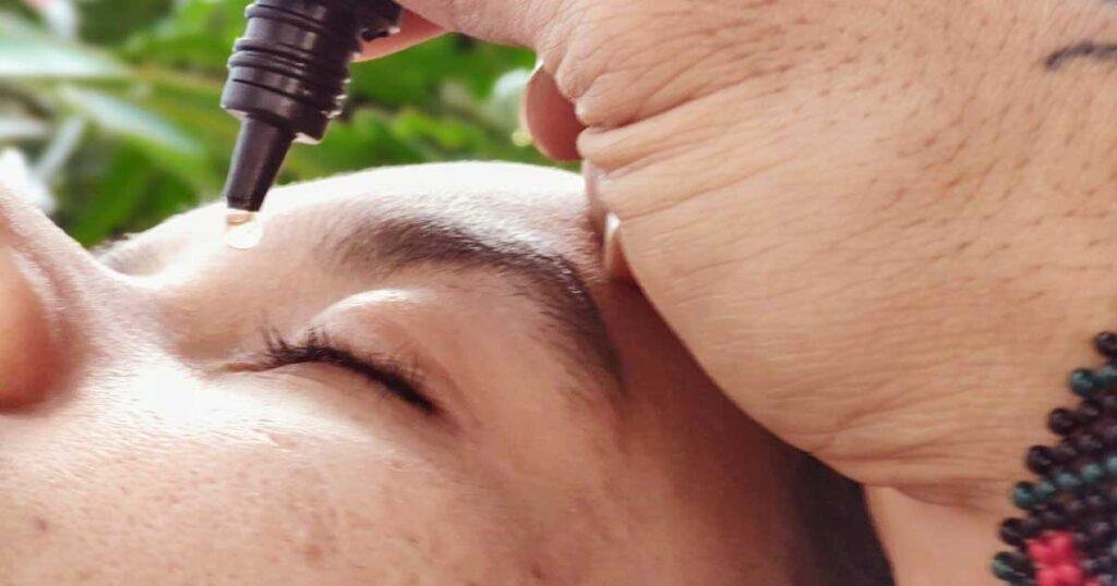 Foto: aplicação do colírio indígena. A Sananga é uma medicina em forma de colírio, geralmente feita a partir do sumo da casca da raiz de um arbusto amazônico.