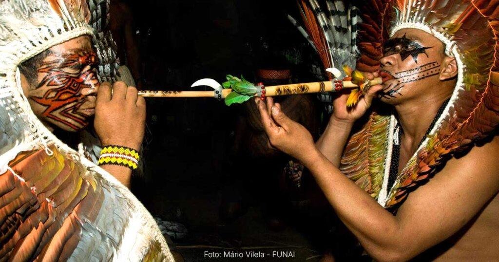 Foto Aplicação Rapé Indígena com Tepi. O Rapé indígena é administrado através de um sopro. Na foto, a aplicação é feita com o tepi.