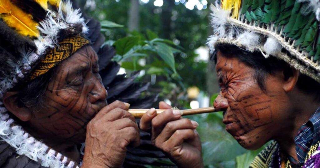 Os Huni Kuin são um dos povos indígenas mais numerosos do estado do Acre, vivendo às margens de rios como o Purus e o Juruá.