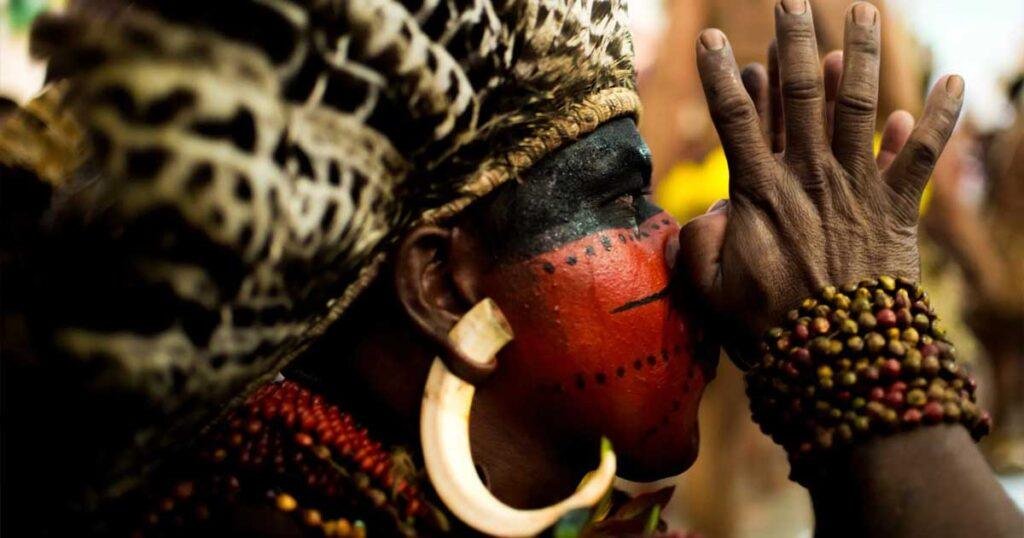 No contexto indígena tradicional, o xamã (termo usado na Ásia, sendo "pajé" no Brasil) é muito mais que um "sacerdote".